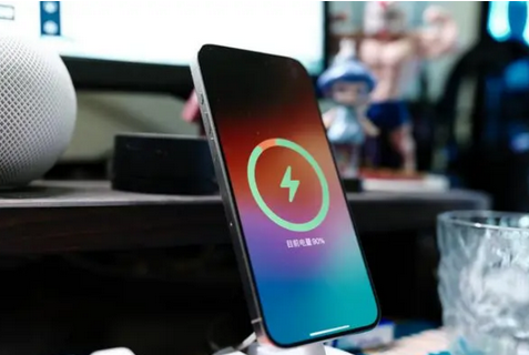 河西苹果15换屏服务分享用什么充电器给iPhone15充电更好 